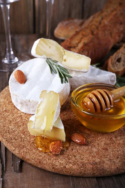 Camembert cheese, nuts, honey — Stock Photo, Image