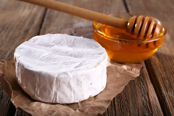 Queijo camembert sobre papel — Fotografia de Stock