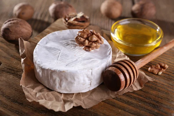 Queijo camembert sobre papel — Fotografia de Stock