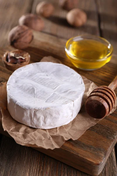 Camembert kaas op papier — Stockfoto