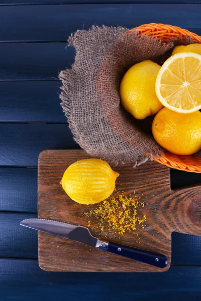 Citrony na prkénku — Stock fotografie