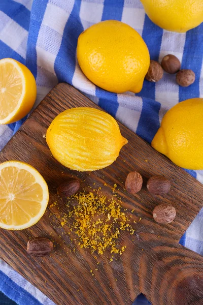 Lemons on cutting board — Stock Photo, Image