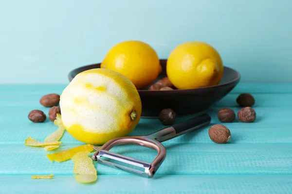 Reife Zitronen und Muskatnüsse — Stockfoto