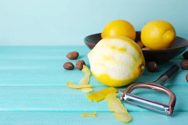 Limones y nueces maduros —  Fotos de Stock