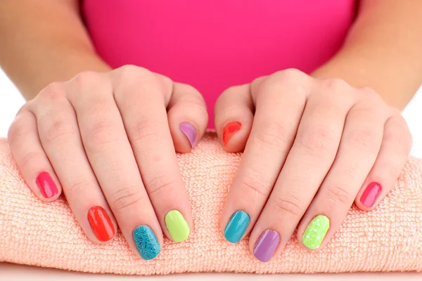 Manos de mujer con manicura brillante, primer plano — Foto de Stock