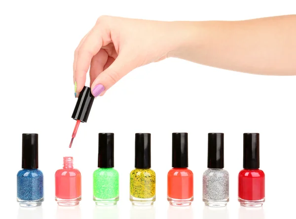 Vrouwelijke hand met stijlvolle kleurrijke nagels, geïsoleerd op wit — Stockfoto