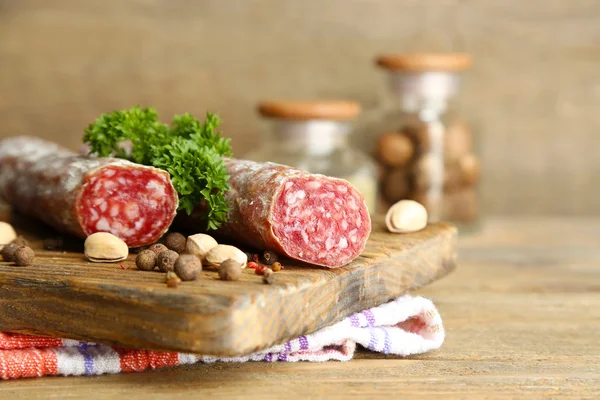 Italienische Salami auf Holzschneidebrett, auf Holzgrund — Stockfoto