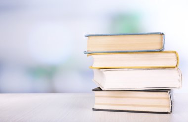 ahşap masa üzerine kitaplar