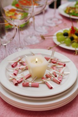 tabel met servies en kaars wachten voor gasten met een ontbijtbuffet