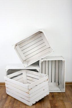 Oda boş tahta kasalarda