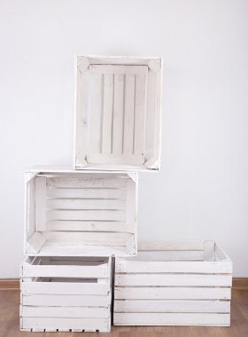 Oda boş tahta kasalarda