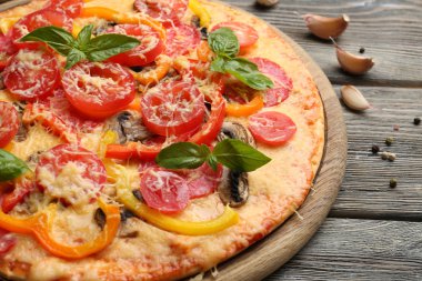 Tahta masada servis edilen lezzetli pizza.