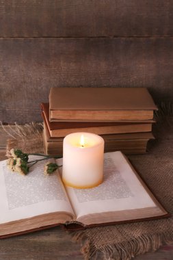 Kitap, çiçek ve mum