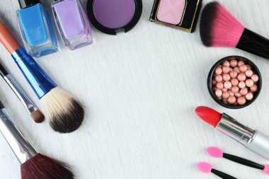 güzel Dekoratif kozmetik ve makyaj fırçaları, üzerinde beyaz izole