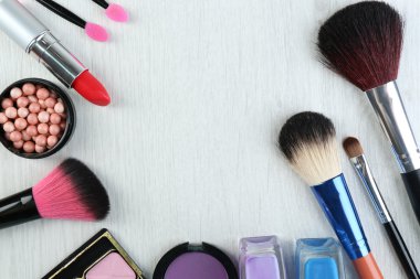 güzel Dekoratif kozmetik ve makyaj fırçaları, üzerinde beyaz izole