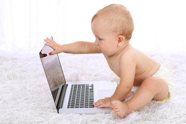 Şirin bebek çocuk odası halı üstünde laptop ile