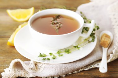 kekik ve limon ahşap tablo ile lezzetli bitkisel çay