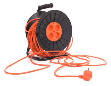 Beyaz arka plan üzerinde izole uzantısı elektrik kablo makarası