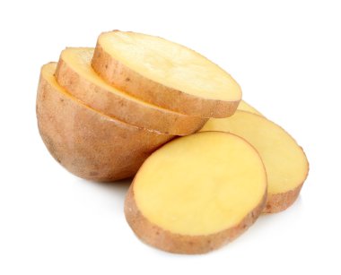 dilimlenmiş patates üzerine beyaz izole