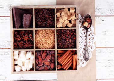 kahve ve kakao çekirdekleri, kesme şeker, Bitter çikolata, tarçın ve anason ahşap arka plan üzerinde ayarlanmış ahşap kutu