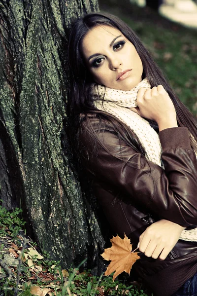 Lonely sad woman in park — Stock Photo, Image