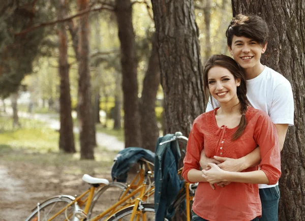 Jeune couple avec vélos dans le parc — Photo