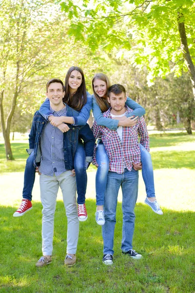 Glückliche Freunde im Park — Stockfoto