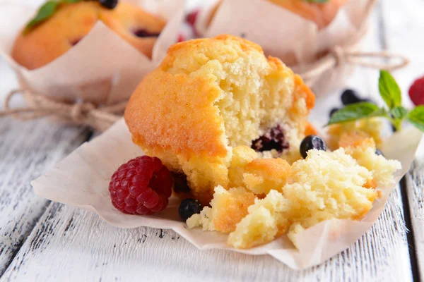 Cupcakes saborosos com frutas na mesa close-up — Fotografia de Stock