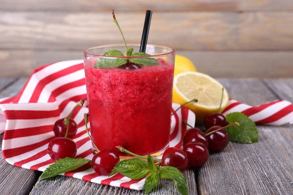 Cóctel fresco de cereza fría con menta y limón — Foto de Stock