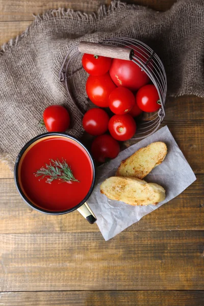 Homemade tomato juice in color mug, toasts and fresh tomatoes on wooden background — Stock Photo, Image