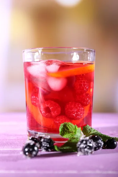 Glas kallt berry cocktail på träbord — Stockfoto