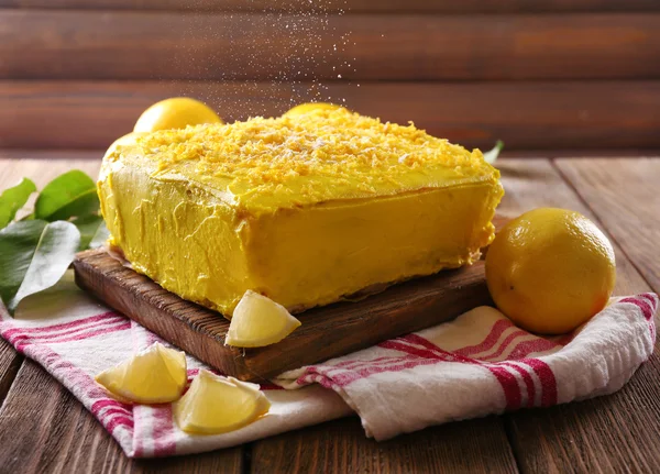 Νόστιμο λεμόνι κέικ σε ξύλινο τραπέζι — Φωτογραφία Αρχείου
