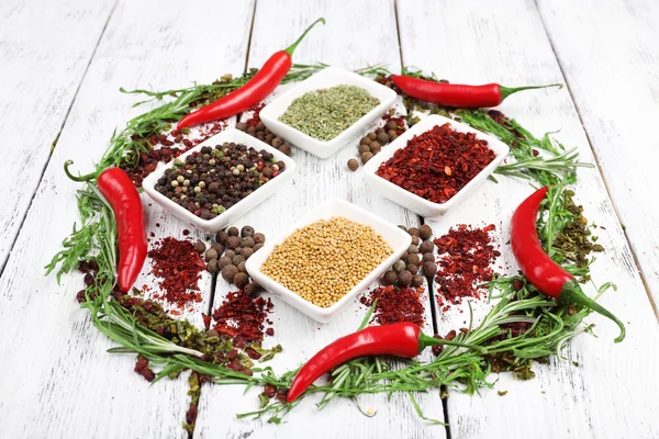 Gewürz mit Kräutern und getrocknetem Chili auf hölzernem Hintergrund — Stockfoto