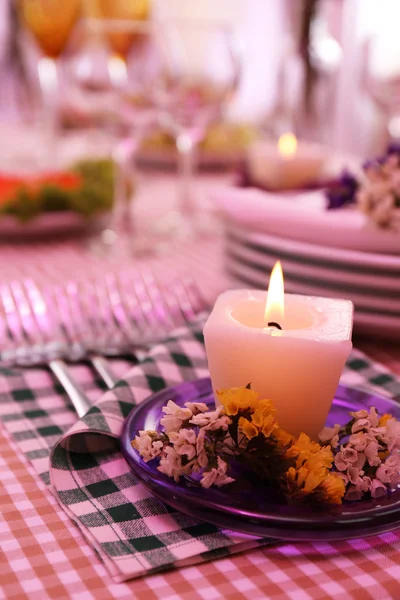 Bufetového stolu s nádobí čeká na hosty — Stock fotografie
