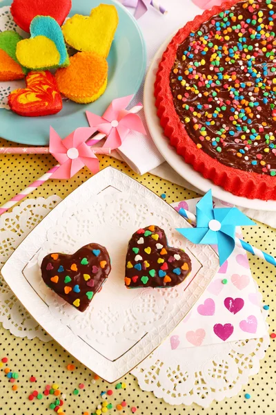 Вкусные радужные торты на тарелках, на ярком фоне — стоковое фото