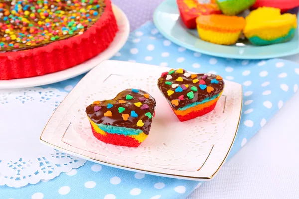 Vynikající rainbow koláče na desky, na barevné dřevěné pozadí — Stock fotografie