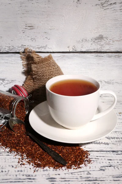 Tasse leckerer Rooibos-Tee auf altem weißen Holztisch — Stockfoto