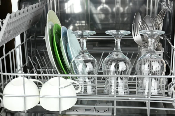 Lavavajillas con utensilios limpios —  Fotos de Stock