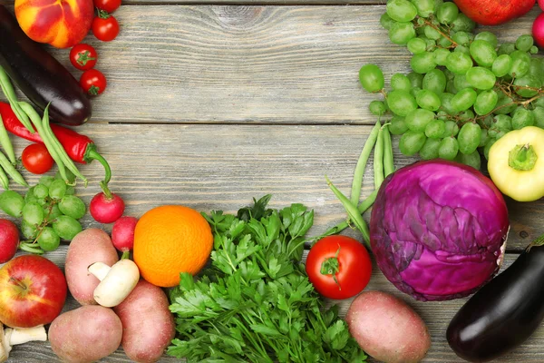 Summer frame with fresh organic vegetables and fruits on wooden background — Stock Photo, Image