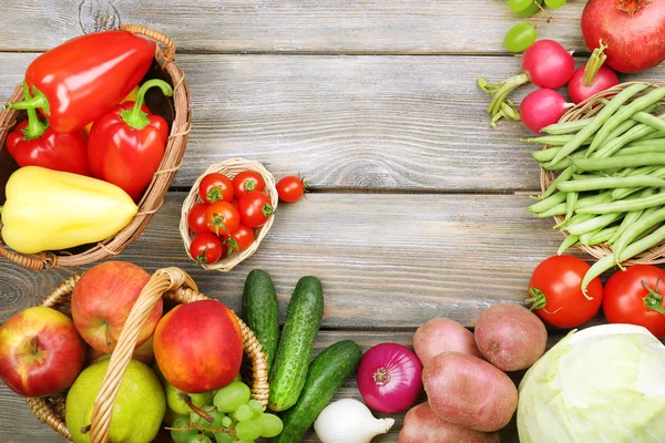 Літня рамка зі свіжими органічними овочами та фруктами на дерев'яному фоні — стокове фото