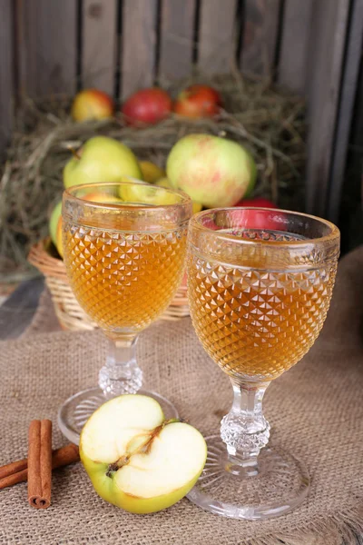 Lezzetli elma namlu ve taze elma ile natürmort — Stok fotoğraf