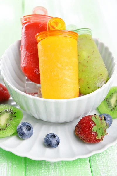 Delicioso helado en plato en primer plano de la mesa — Foto de Stock