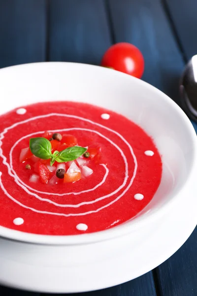 Gazpacho çorbası renkli ahşap zemin üzerinde — Zdjęcie stockowe