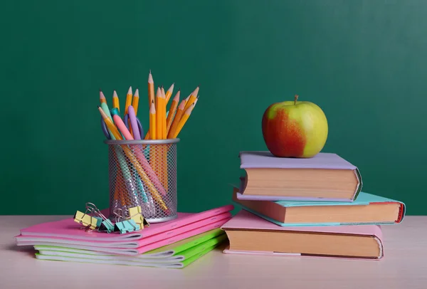 Schulbedarf auf dem Tisch an Bord Hintergrund — Stockfoto