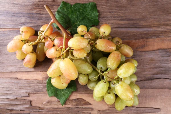 Bando de uvas no fundo de madeira — Fotografia de Stock