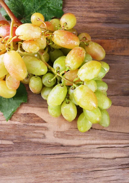 Kiść winogron na drewniane tła — Zdjęcie stockowe