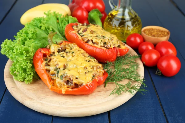 Pimientos rojos rellenos con verduras y verduras en la mesa de cerca —  Fotos de Stock