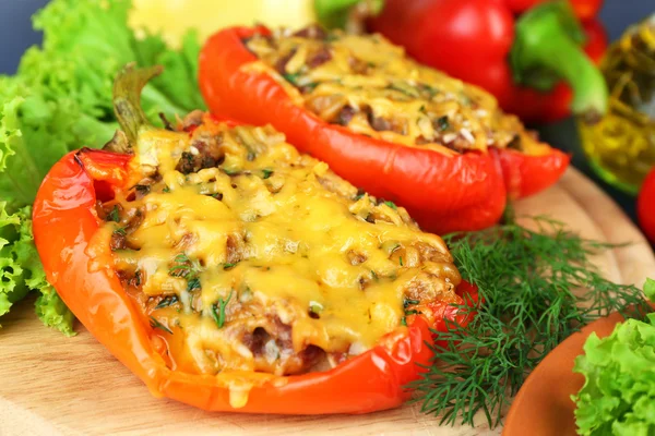 Pimentas vermelhas recheadas com verduras e legumes na mesa close-up — Fotografia de Stock