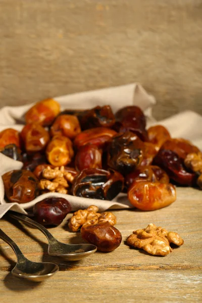 Leckere Dattelfrüchte auf Holztisch — Stockfoto