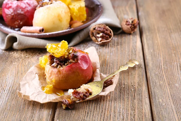 Manzanas al horno en la mesa de cerca —  Fotos de Stock